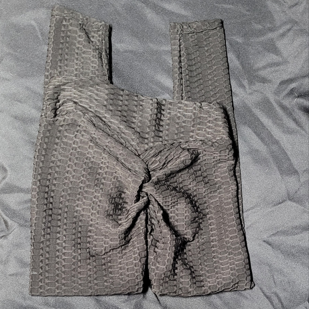 Black scrunched butt leggings